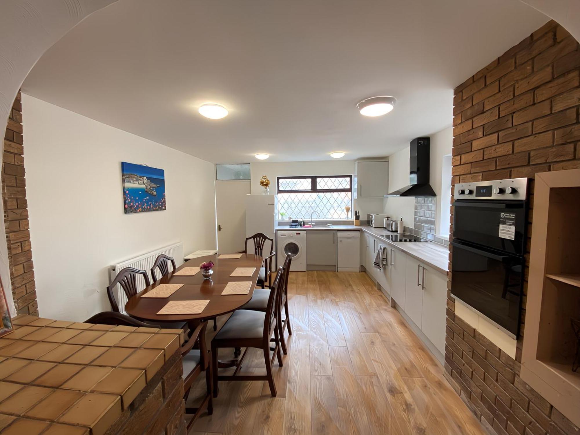 4-Bedroom Home - Perfect For Those Working In Bridgend - By Tailored Accommodation Exterior foto